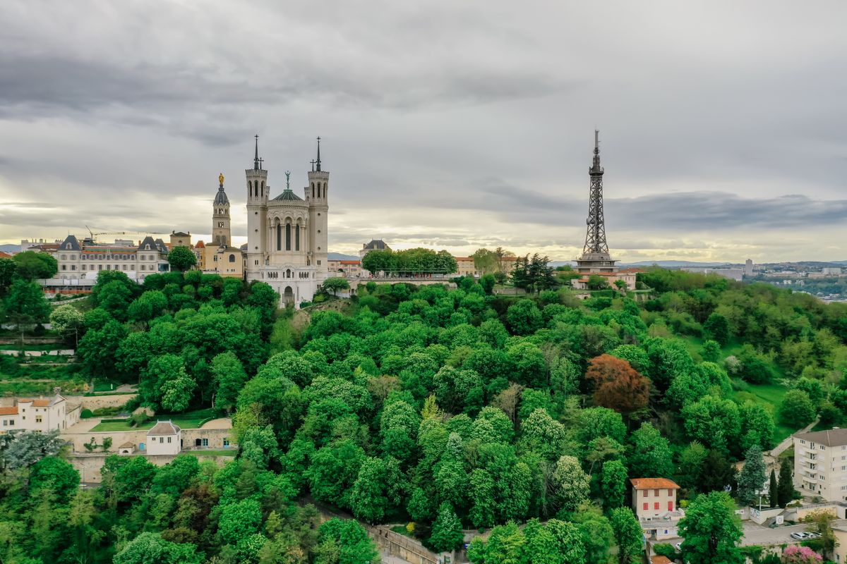 La basilique de Fourvière domine la verdure de Lyon